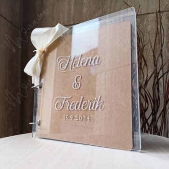 Akrylový svadobný fotoalbum s personalizovaným gravírovaním mien snúbencov a dátumom svadby – elegantný moderný dizajn so stuhou.