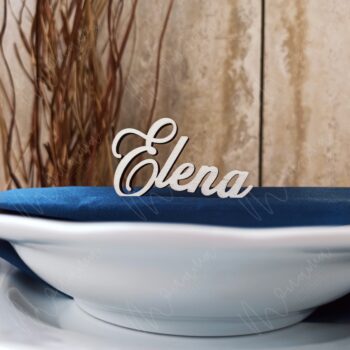 Drevená menovka výrez mena Elena – elegantná dekorácia na svadobný alebo slávnostný stôl, vyrobená z prírodného dreva.