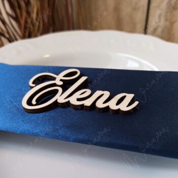 Drevená menovka výrez mena Elena – elegantná dekorácia na svadobný alebo slávnostný stôl, vyrobená z prírodného dreva.