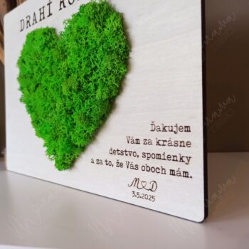 Poďakovanie pre rodičov – drevená tabuľka s machovým srdcom a gravírovaným textom na pamiatku z lásky.