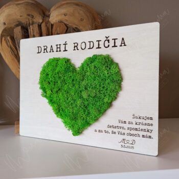 Poďakovanie pre rodičov – drevená tabuľka s machovým srdcom a gravírovaným textom na pamiatku z lásky.