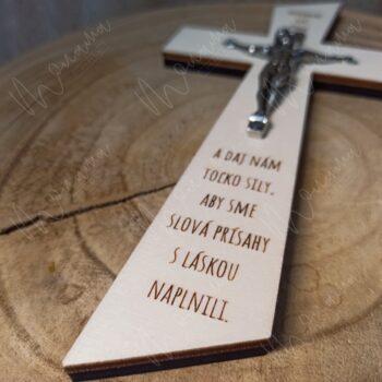 Svadobný kríž s kovovým korpusom a gravírovaným požehnaním – doplnený srdiečkom s citátom o láske, ideálny ako dar k cirkevnému sobášu.
