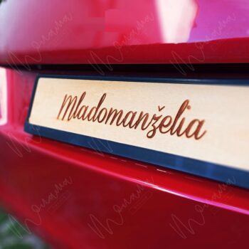 Drevená ceduľa s nápisom Mladomanželia – elegantná dekorácia na svadobné auto.