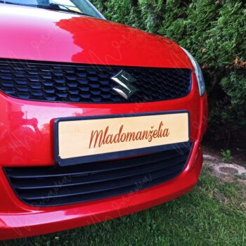 Drevená ceduľa s nápisom Mladomanželia – elegantná dekorácia na svadobné auto.