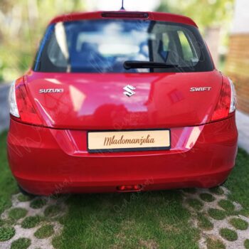 Drevená ceduľa s nápisom Mladomanželia – elegantná dekorácia na svadobné auto.