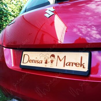 Drevená tabuľa s menami Denisa & Marek – personalizovaná dekorácia na svadobné auto s gravírovaným dizajnom.