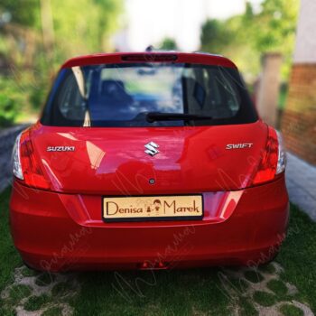 Drevená tabuľa s menami Denisa & Marek – personalizovaná dekorácia na svadobné auto s gravírovaným dizajnom.