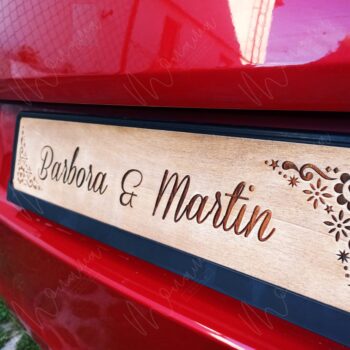 Svadobná ceduľa s menami Barbora & Martin – elegantná drevená tabuľa na svadobné auto s folklórnym gravírovaním.