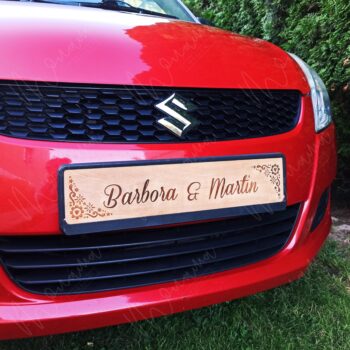 Svadobná ceduľa s menami Barbora & Martin – elegantná drevená tabuľa na svadobné auto s folklórnym gravírovaním.