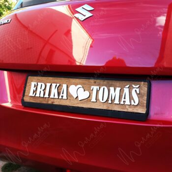Drevená svadobná tabuľka ŠPZ s menami Erika a Tomáš