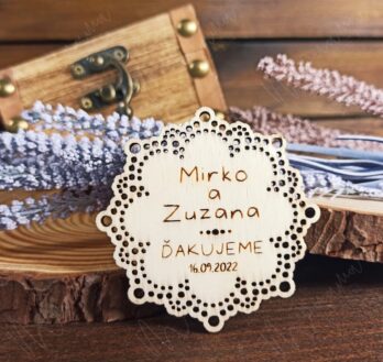 Drevená svadobná magnetka s gravírovanými menami „Mirko a Zuzana“, dátumom svadby „16.09.2022“ a poďakovaním „Ďakujeme“. Elegantný rustikálny svadobný darček pre hostí s jemným čipkovaným vzorom, vyrobený z kvalitného dreva s magnetom na zadnej strane.
