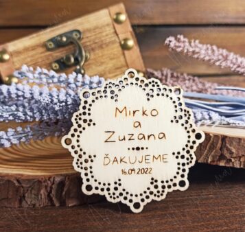 Drevená svadobná magnetka s gravírovanými menami „Mirko a Zuzana“, dátumom svadby „16.09.2022“ a poďakovaním „Ďakujeme“. Elegantný rustikálny svadobný darček pre hostí s jemným čipkovaným vzorom, vyrobený z kvalitného dreva s magnetom na zadnej strane.