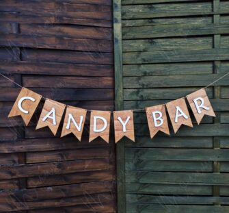 Drevená girlanda Candy bar ELIS II. Drevená girlanda s nápisom CANDY BAR – rustikálna dekorácia na svadby a oslavy.