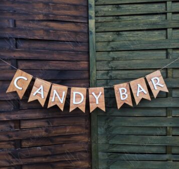 Drevená girlanda s nápisom CANDY BAR – rustikálna dekorácia na svadby a oslavy.