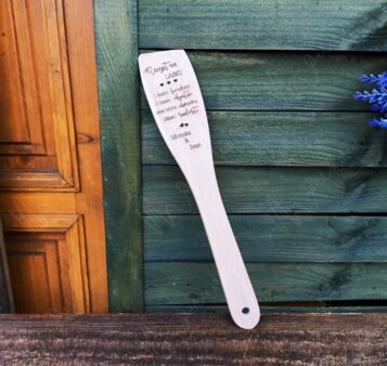 Drevená svadobná vareška s gravírovaným textom „Recept na lásku“ a menami „Monika & Ivan“. Originálny a rustikálny svadobný darček pre hostí, ktorý symbolizuje recept na šťastný vzťah.