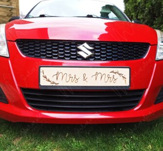 Svadobná drevená ŠPZ s nápisom Mladomanželia – elegantná dekorácia na svadobné auto s folklórnym gravírovaním.