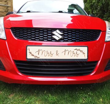 Svadobná drevená ŠPZ s nápisom Mladomanželia – elegantná dekorácia na svadobné auto s folklórnym gravírovaním.