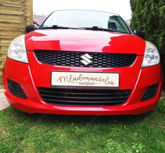 Drevená svadobná ŠPZ – personalizovaná tabuľa na svadobné auto Drevená svadobná ŠPZ s nápisom Mladomanželia – elegantná dekorácia na svadobné auto.