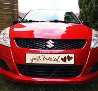 Svadobná drevená ŠPZ s nápisom Just Married – elegantná dekorácia na svadobné auto s romantickým dizajnom.