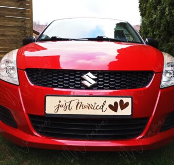 Svadobná drevená ŠPZ s nápisom Just Married – elegantná dekorácia na svadobné auto s romantickým dizajnom.