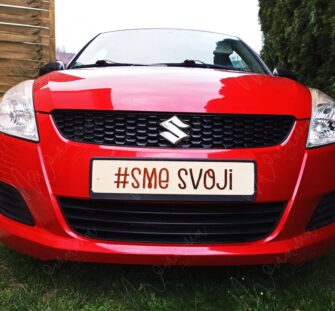 Svadobná tabuľa – štýlová dekorácia na auto s nápisom Just Married Svadobná tabuľa s nápisom Just Married – elegantná dekorácia na svadobné auto s romantickým dizajnom.