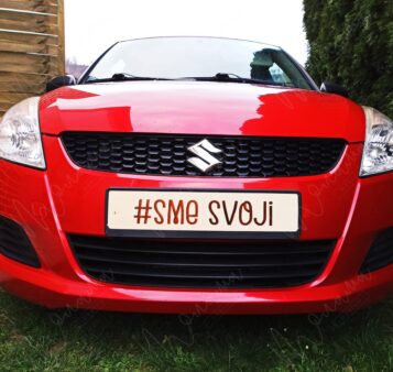 Svadobná tabuľa s nápisom Just Married – elegantná dekorácia na svadobné auto s romantickým dizajnom.