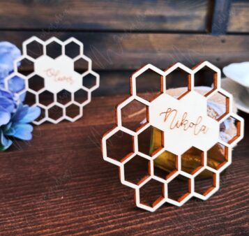 Originálna svadobná menovka úľ – drevená personalizovaná dekorácia v tvare včelieho plástu s gravírovaným menom.