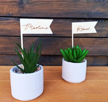 Drevená menovka vlajka – personalizovaná dekorácia s gravírovaným menom, ideálna na svadby a oslavy.