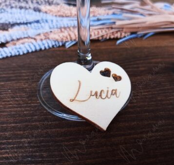 Drevená menovka srdce – personalizovaná svadobná dekorácia s gravírovaným menom a romantickým dizajnom.