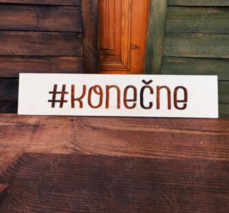 Svadobná ceduľa s nápisom Just Married – elegantná dekorácia na svadobné auto s romantickým dizajnom.