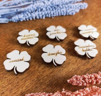 Štvorlístok na svadobné pierka s gravírovanými nápismi – štýlové označenie pre svadobných hostí a rodinu.