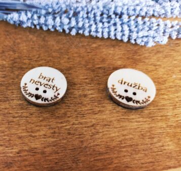 Drevený odznak na svadobné pierko s nápisom Brat nevesty – elegantné označenie pre svadobných hostí.