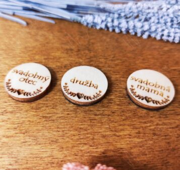 Drevený odznak na svadobné pierko s nápisom Brat nevesty – elegantné označenie pre svadobných hostí.