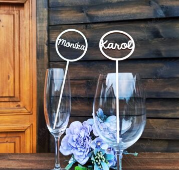 Svadobná menovka zapichovacia – elegantná drevená dekorácia s menom na svadobné poháre alebo stoly.