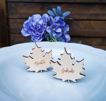 Drevená menovka list – personalizovaná dekorácia s gravírovaným menom, ideálna na svadobný alebo slávnostný stôl.