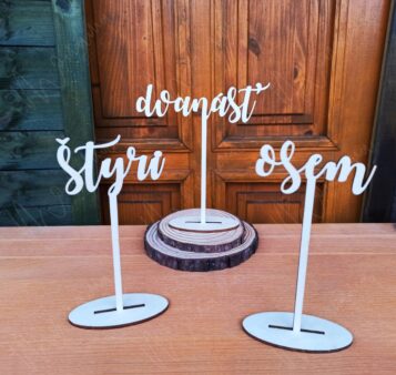 Drevené svadobné čísla v písanej forme – elegantné označenie stolov na svadobnú hostinu.