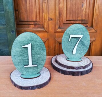 Drevené svadobné čísla v oválnom dizajne – štýlová dekorácia na svadobné stoly alebo eventy.