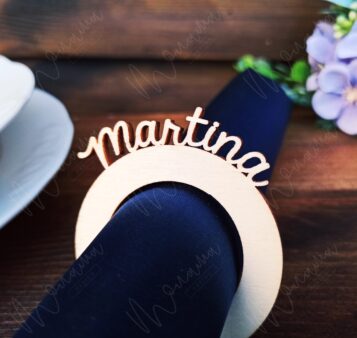 Drevená menovka motýľ – personalizovaná dekorácia na pohár s gravírovaným menom a elegantným vyrezávaným vzorom.