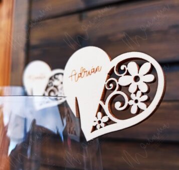 Svadobná menovka na pohár – elegantná drevená dekorácia v tvare srdca s vyrezávaným vzorom a gravírovaným menom.