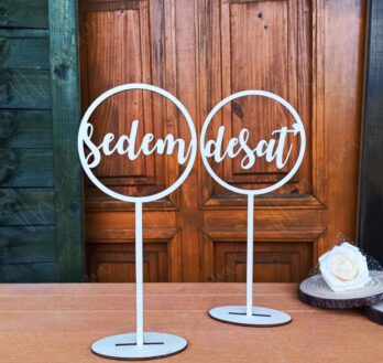 Drevené svadobné čísla v kruhovom dizajne – elegantné označenie stolov na svadobnú hostinu.