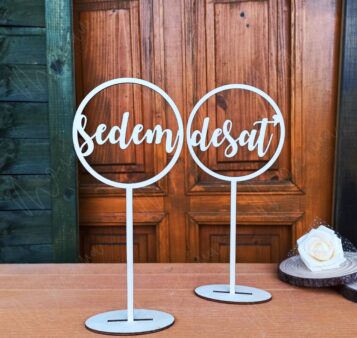 Drevené svadobné čísla v kruhovom dizajne – elegantné označenie stolov na svadobnú hostinu.