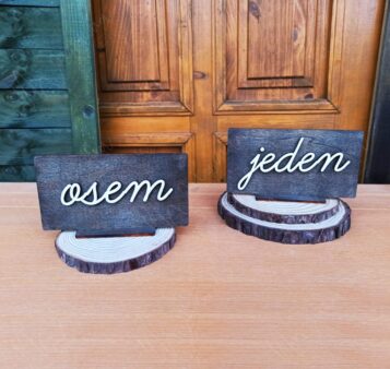 „Drevené svadobné čísla v písanom štýle – elegantné označenie stolov na svadobnú hostinu.