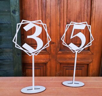 Geometrické drevené čísla – moderné označenie stolov na svadobnú hostinu.