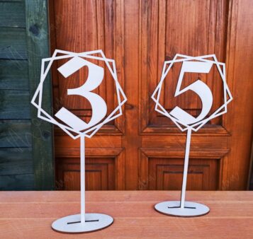 Geometrické drevené čísla – moderné označenie stolov na svadobnú hostinu.