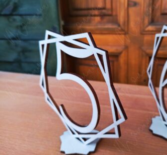 Drevené svadobné číslo s geometrickým rámom Drevené svadobné číslo s moderným geometrickým dizajnom – štýlová dekorácia na svadobné stoly.