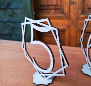 Drevené svadobné číslo s moderným geometrickým dizajnom – štýlová dekorácia na svadobné stoly.