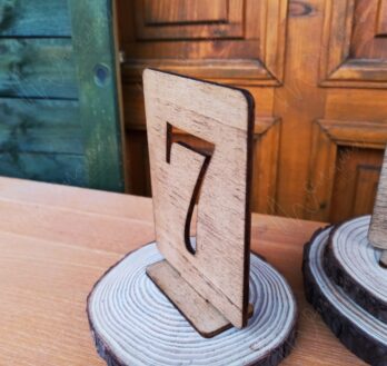 Rustikálne drevené svadobné čísla s vyrezávanými číslicami – prírodné označenie stolov na svadbu.