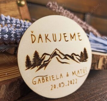 Drevená svadobná magnetka s gravírovaným horským motívom, menami „Gabriela & Matúš“, dátumom svadby „20.05.2022“ a poďakovaním „Ďakujeme“. Rustikálny svadobný darček pre hostí, vyrobený z kvalitného prírodného dreva s magnetom na zadnej strane.