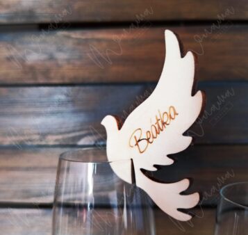 Drevená menovka holubica – elegantná svadobná dekorácia s gravírovaným menom na pohár.
