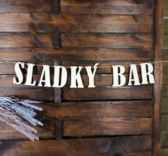 Drevená girlanda s nápisom SLADKÝ BAR – štýlová dekorácia na svadby a oslavy.